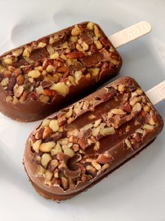 Una foto de Polos de chocolate cremosos almendrados 🍫🤎