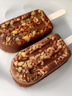 Una foto de Polos de chocolate cremosos almendrados 🍫🤎