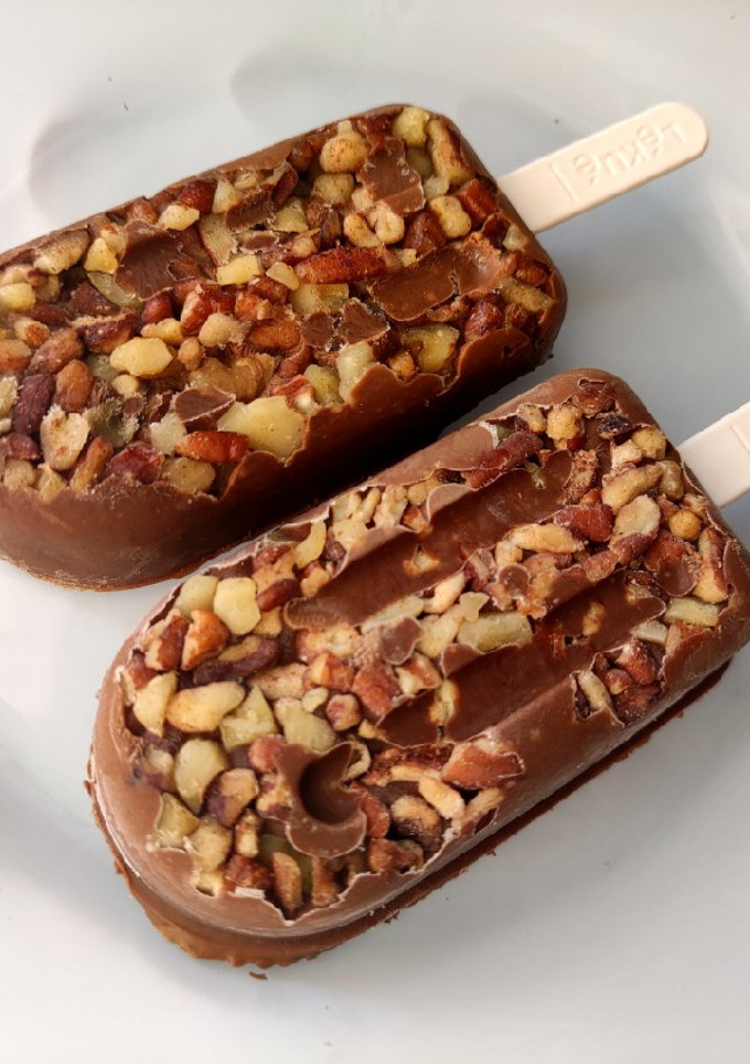 Una foto de Polos de chocolate cremosos almendrados 🍫🤎