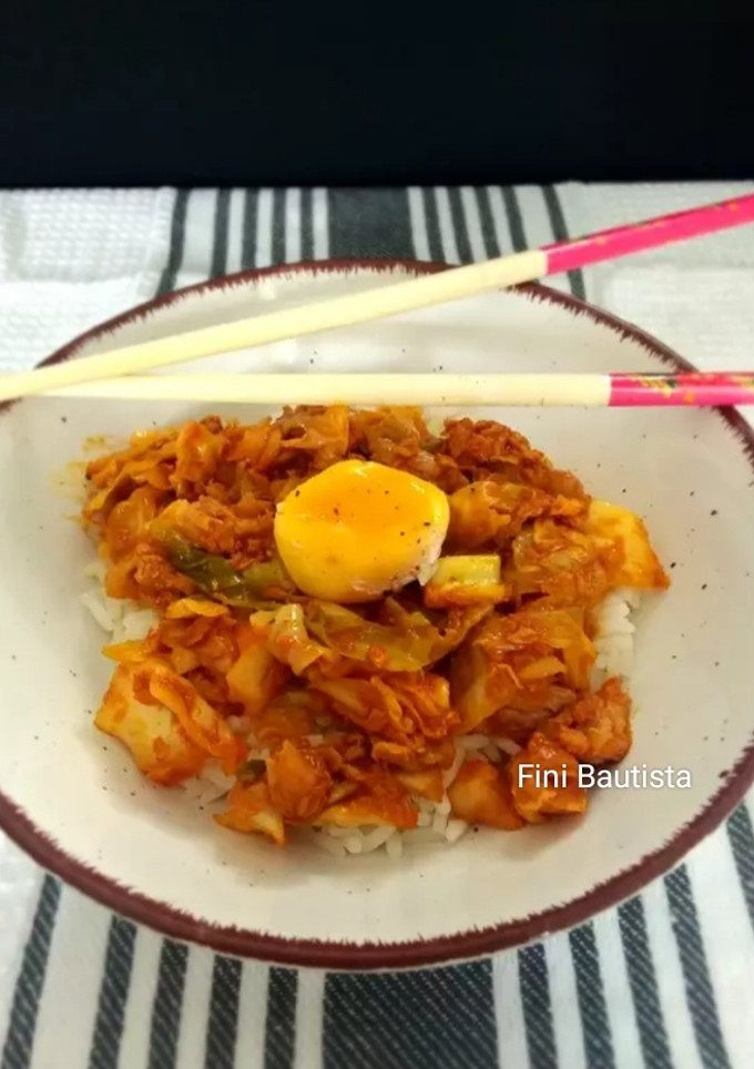 Una foto de Repollo con atún arroz y yema de huevo(col)