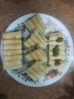 વેજીટેબલ ચીઝ સેન્ડવીચ ગ્રીલ્ડ (Vegetable Cheese Sandwich Grilled Recipe In Gujarati) રેસીપી મુખ્ય ફોટો