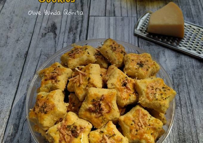 Langkah Mudah untuk Membuat Garlic cheese cookies Anti Gagal