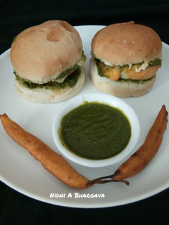 वड़ा पाव (vada pav recipe in hindi) रेसिपी मुख्य फोटो