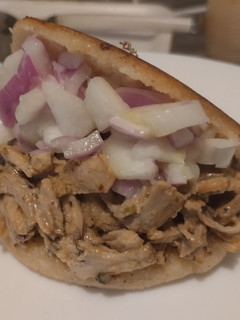 Una foto de Arepa rellena🥙🌿🌯de pollo al cilantro🥯🥐🍗