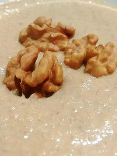 Una foto de Crema de champiñones con nueces y agua de mar