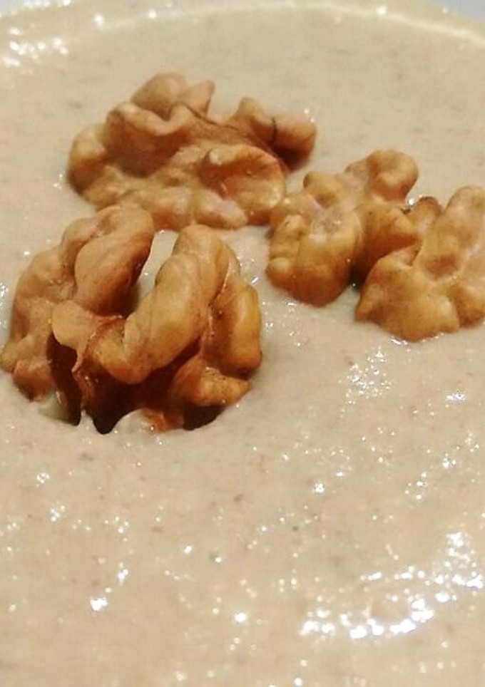 Una foto de Crema de champiñones con nueces y agua de mar