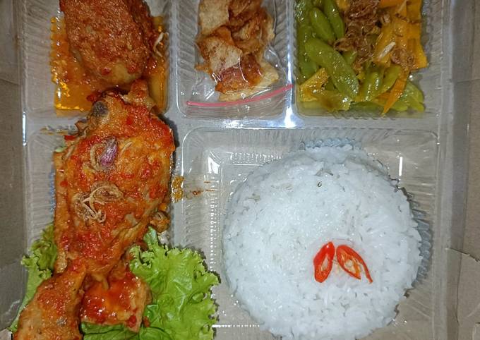 160. Nasi Kotak Ayam, Tahu, Telor Bumbu Bali foto resep utama