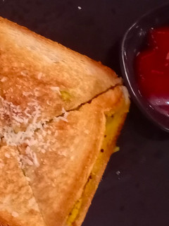 ब्रेड सॅंडविच (bread sandwich recipe in marathi) रेसिपी चे मुख्य फोटो