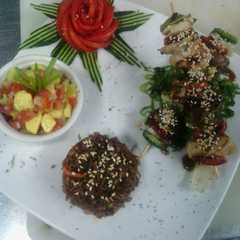 A picture of Brochetas mixtas con pico de gallo y arroz salteado con camarón y pollo.