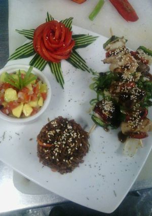 Una foto de Brochetas mixtas con pico de gallo y arroz salteado con camarón y pollo