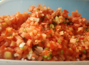 Una foto de Salsa criolla para el choripán