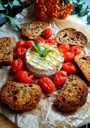 Zdjęcie przepisu Camembert z pomidorkami.