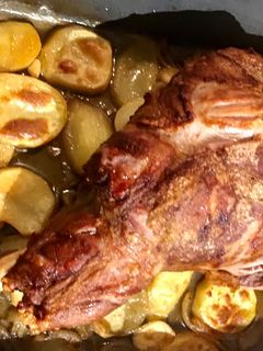 Una foto de Cordero al Horno y Papas 🥔