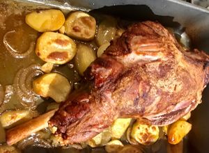 Una foto de Cordero al Horno y Papas 🥔
