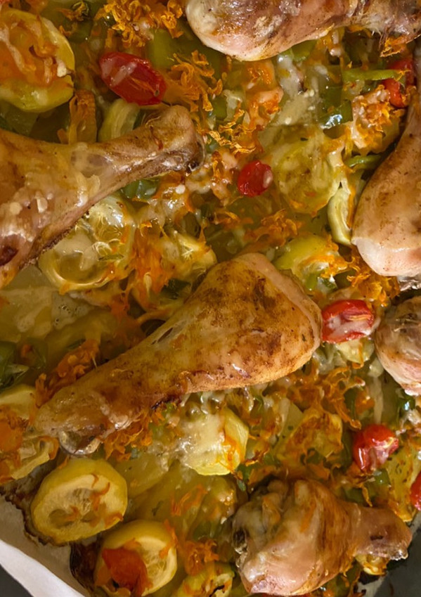 Una foto de Muslos de pollo a mi estilo en el horno muy fácil