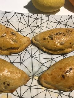 Una foto de Pastissets y coquetes(empanadillas ymini-cocas)