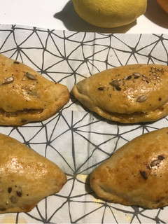 Una foto de Pastissets y coquetes(empanadillas ymini-cocas)
