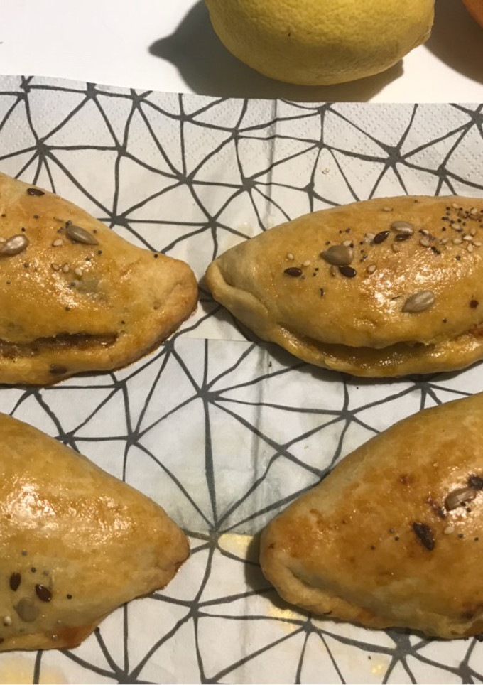 Una foto de Pastissets y coquetes(empanadillas ymini-cocas)