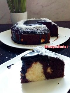 Фото Ешь и худей. Шоколадный пирог с творожно - кокосовыми шариками.