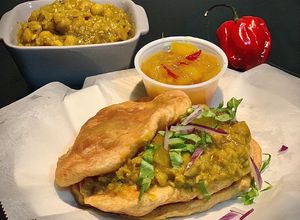 Une photo de Doubles et son chutney de mangue