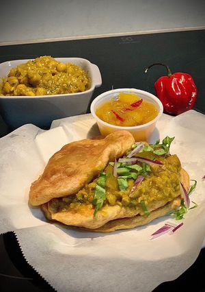Une photo de Doubles et son chutney de mangue