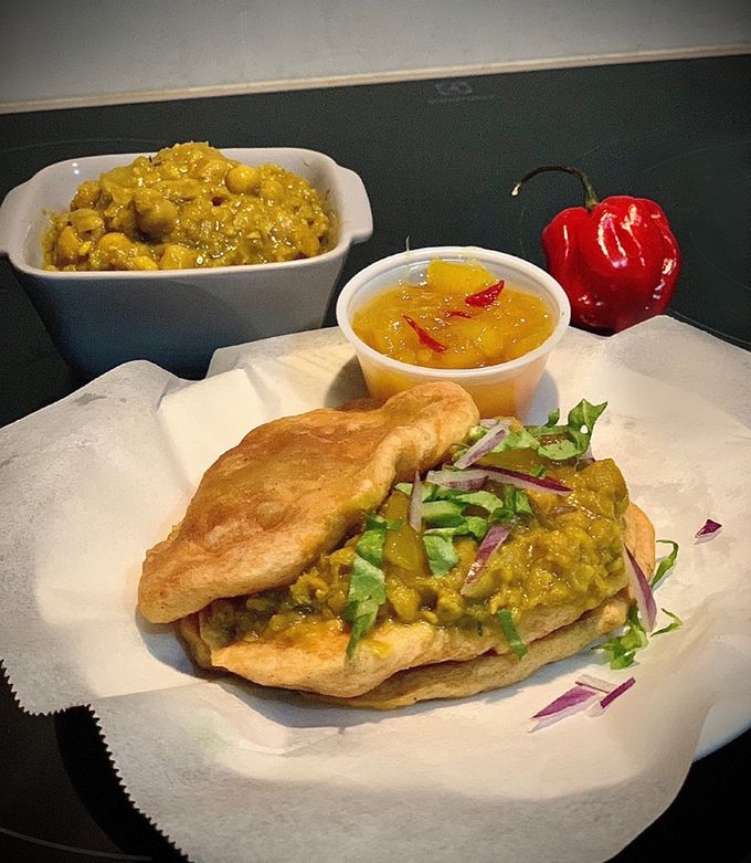 Une photo de Doubles et son chutney de mangue
