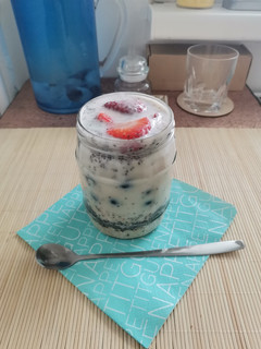 Una foto de Desayuno de Avena con Fresas y Arándanos