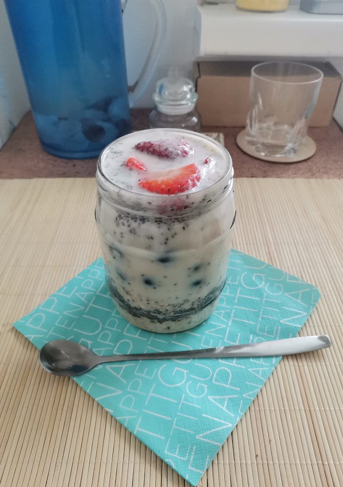 Una foto de Desayuno de Avena con Fresas y Arándanos