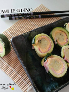 Foto di Sushi italiano, con zucchine, cheddar e prosciutto cotto