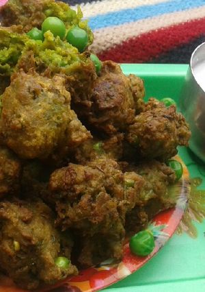 A picture of Matar ke pakode.