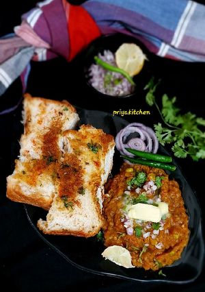 मसाला पाव भाजी(MASALA PAV BHAJI RECIPE IN HINDI) रेसिपी मुख्य फोटो