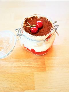 Meggyes tiramisu Baileys-el recept fotója