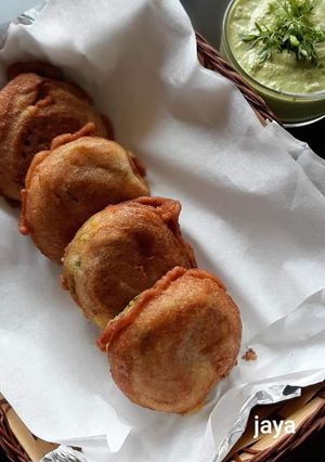 आलू वड़ा (Aloo vada recipe in Hindi) रेसिपी मुख्य फोटो