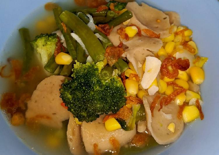 Cara mudah Menyiapkan Sayur Bening (Brokoli + Jagung + Bakso + Kacang Panjang) Lezat