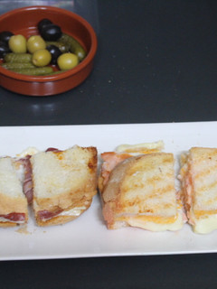 Una foto de Rebanadas con salmón y jamón
