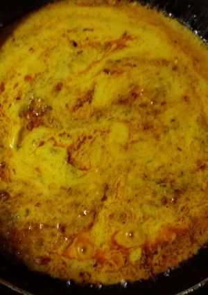 A picture of Kadhi with tomato.