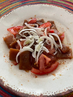 Una foto de Ensalada de cochayuyo con tomate y cebollín