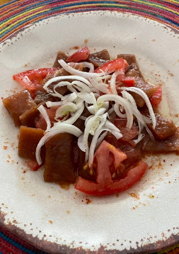 Una foto de Ensalada de cochayuyo con tomate y cebollín