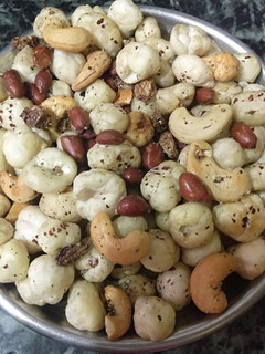 ड्राइ फ्रूट्स नमकीन (Dry fruits namkeen recipe in Hindi) रेसिपी मुख्य फोटो