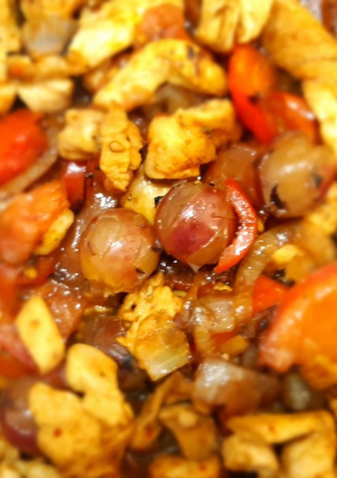 Una foto de Pollo salteado con uvas