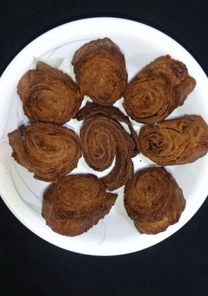 बची हुई रोटी का पात्रा (Bachi hui roti ka Patra recipe in hindi) रेसिपी मुख्य फोटो