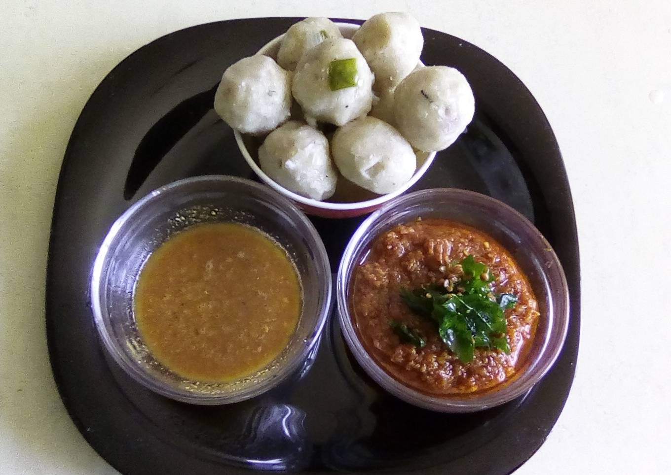 Steamed rice balls with sizzled spicy chutney