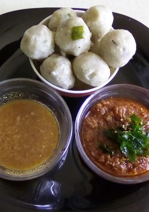 A picture of Steamed rice balls with sizzled spicy chutney.