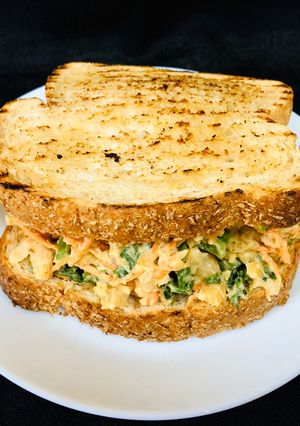 A picture of Chickpeas and vegetables sandwich.
