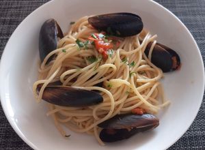 Una foto de Spaghetti con mejillones al vino
