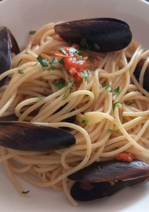Una foto de Spaghetti con mejillones al vino