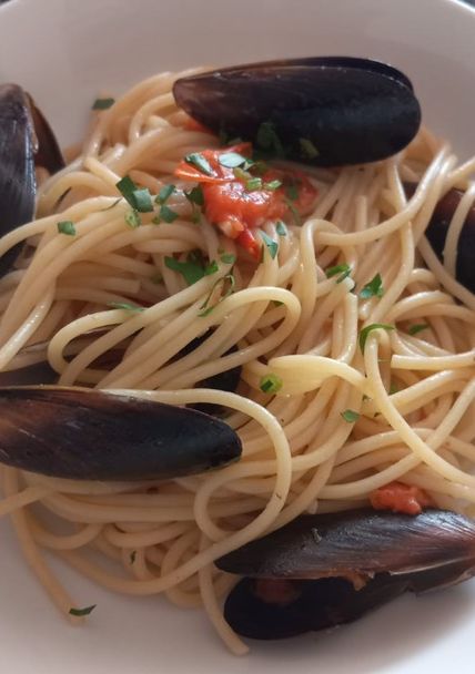 Una foto de Spaghetti con mejillones al vino
