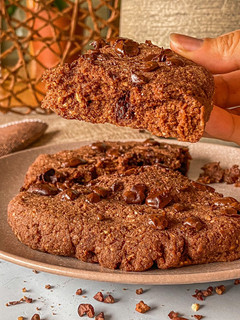 Una foto de Maxi cookie-brownie sin gluten al micro