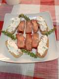 Involtini di bresaola ripieni di formaggio spalmabile alla rucola fatto in casa