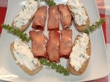 Involtini di bresaola ripieni di formaggio spalmabile alla rucola fatto in casa